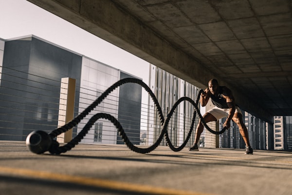 数据分析师正在用电脑分析世界杯球队战术数据